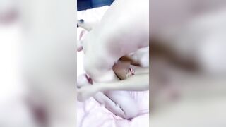 苗窕骚妹子让狼友玩弄操逼