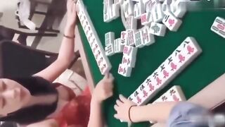 偷拍空姐美女走光被发现
