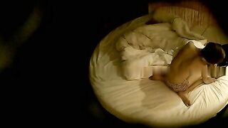 酒店真实偷拍两个瘦子小哥带了各自女友一起開房_