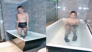 气质女神天天被操蜜桃CC浴缸啪啪水中观音坐莲